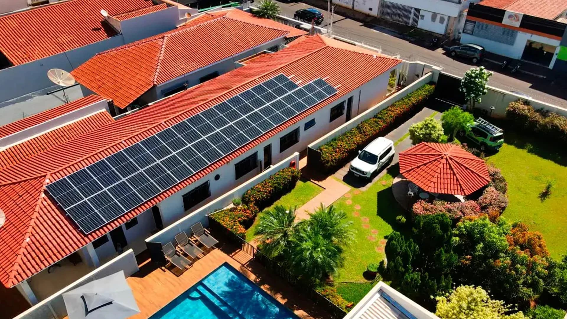 Residência atendida pela Mensch com placas solares no telhado