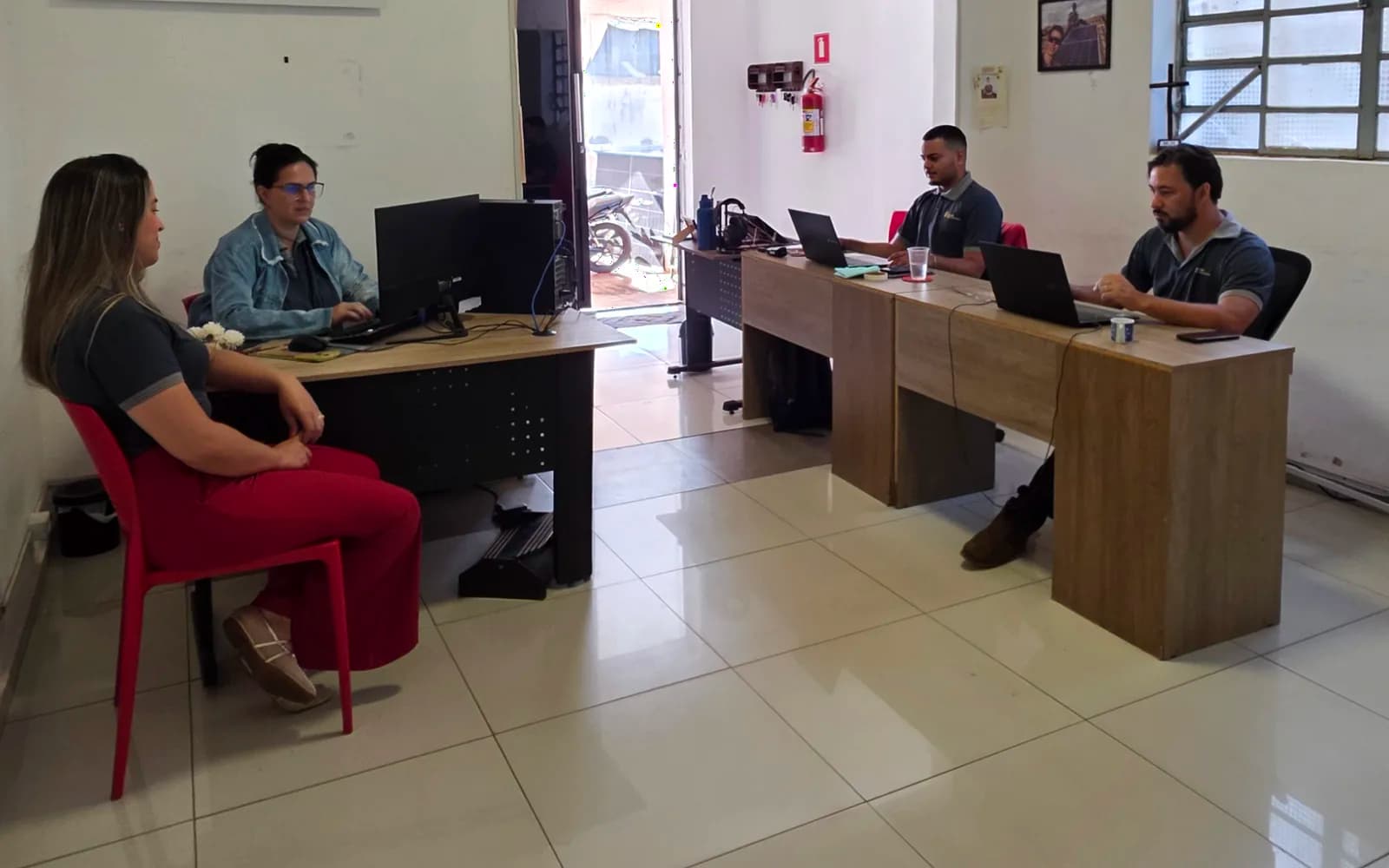 Equipe de atendimento da Mensch trabalhando no escritório em Ituiutaba