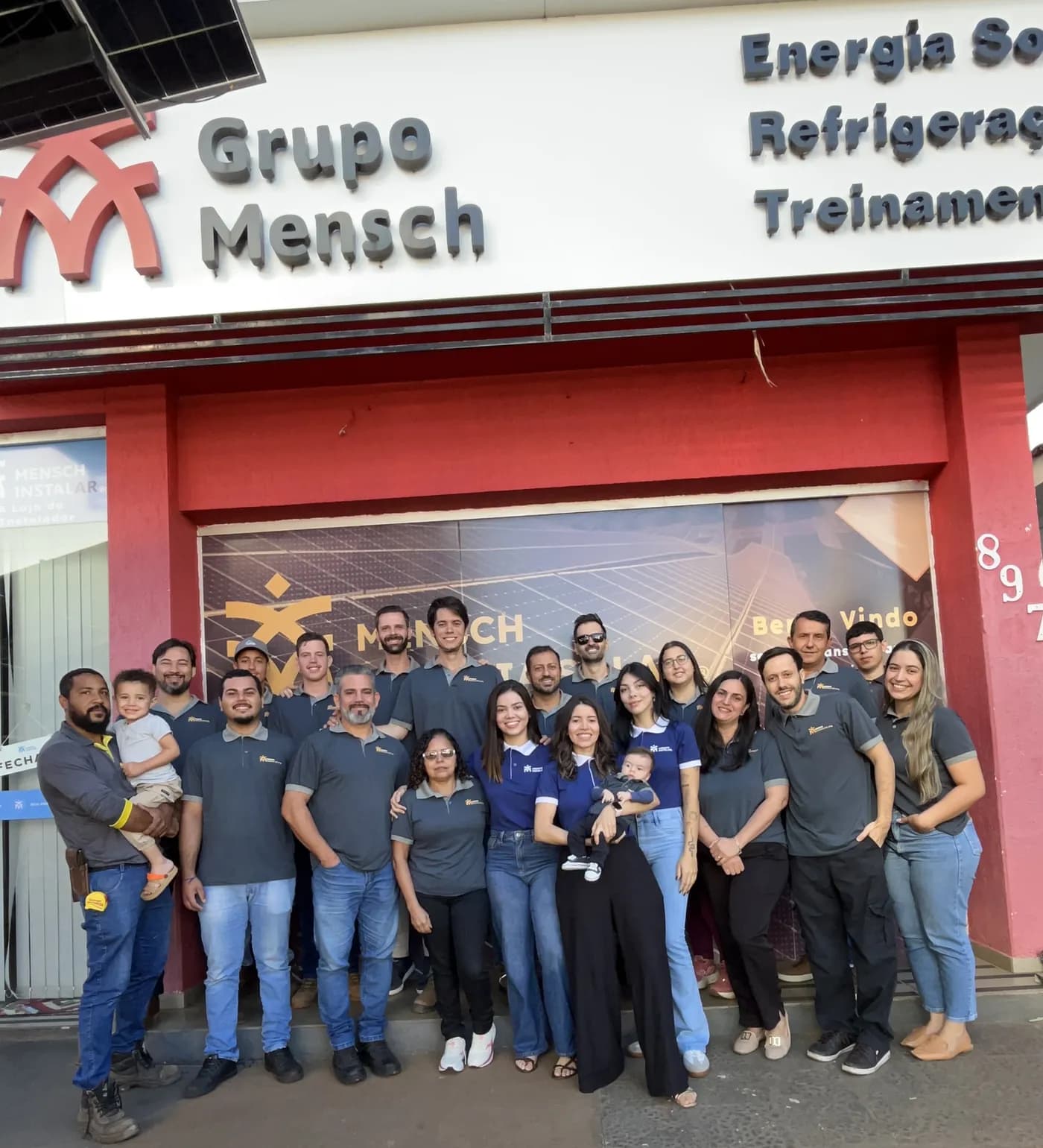 Equipe do Grupo Mensch reunida na fachada da loja em Ituiutaba
